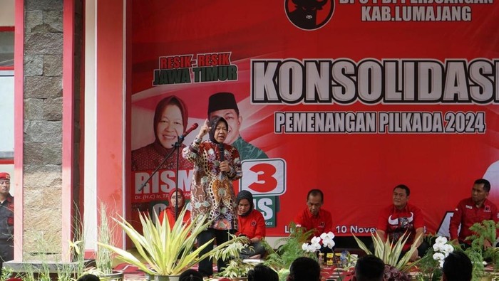 Risma mendadak menghentikan pidatonya dan mengarahkan perhatiannya ke seorang pejalan kaki di jalan raya sekitar acara.