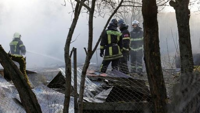 Rescuers work at the site of a drone attack in the village of Stanovoye, Moscow region, on November 10, 2024. Russias defence ministry said on November 10, 2024 that it had downed 70 Ukrainian drones over six regions, including 34 over the region around the Russian capital Moscow. (Photo by TATYANA MAKEYEVA / AFP)