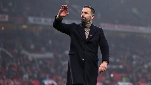MANCHESTER, ENGLAND - NOVEMBER 10: Ruud van Nistelrooy the interim head coach / manager of Manchester United waves to the fans at full time during the Premier League match between Manchester United FC and Leicester City FC at Old Trafford on November 10, 2024 in Manchester, England. (Photo by Robbie Jay Barratt - AMA/Getty Images)