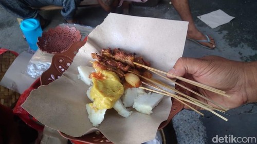 Seporsi tipat sate dilengkapi sambal pencok. (Ni Komang Nartini/detikBali)