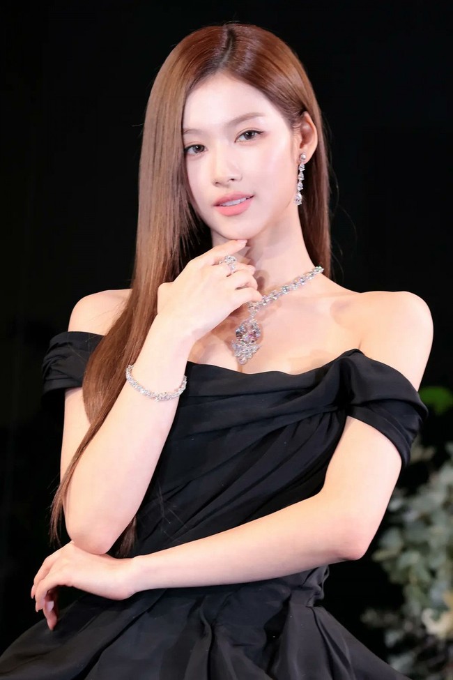 Sana TWICE   Selain Wonyoung, Sana adalah idol KPop yang menjadi standar kecantikan remaja di Jepang, terlebih dirinya berasal dari sana. Dulu dikenal imut, kini Sana dianggap memiliki pesona yang elegan seiring bertambahnya usia. Foto: Instagram