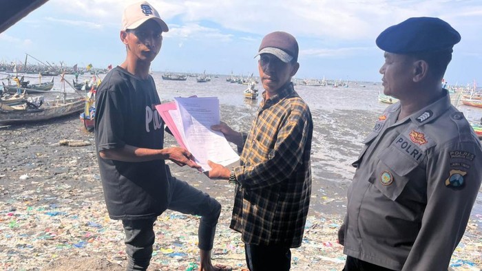 Sat Polairud Polres Pasuruan Kota Kembalikan Perahu Nelayan yang Hanyut Terbawa Ombak