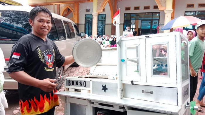 Senangnya Pedagang Asongan di Jember ada Kampanye Akbar Khofifah-Emil: Dagangan Ludes!