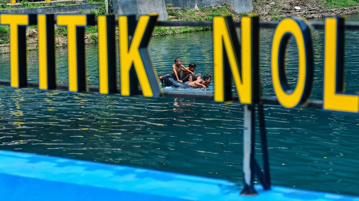 Serunya Bermain Air di Danau Biru Cibanten Anak-anak berenang menggunakan pelampung di Danau Biru Cibanten, Ciomas, Kabupaten Serang, Banten, Minggu (10/11/2024). Danau Biru Cibanten atau Titik Nol Sungai Cibanten tersebut merupakan destinasi wisata pemandian alam yang aliran airnya bersumber langsung dari mata air Gunung Karang. ANTARA FOTO/Putra M. Akbar/gp/YU