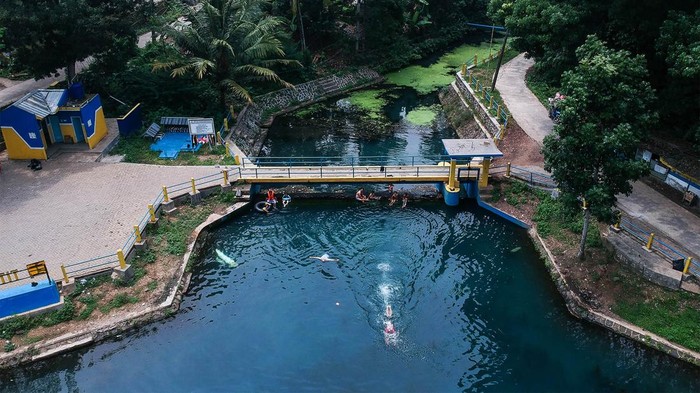 Anak-anak berenang menggunakan pelampung di Danau Biru Cibanten, Ciomas, Kabupaten Serang, Banten, Minggu (10/11/2024). Danau Biru Cibanten atau Titik Nol Sungai Cibanten tersebut merupakan destinasi wisata pemandian alam yang aliran airnya bersumber langsung dari mata air Gunung Karang. ANTARA FOTO/Putra M. Akbar/gp/YU