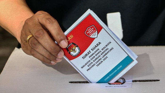 Warga memasukkan surat suara ke dalam kotak suara saat simulasi pemungutan dan penghitungan suara Pilkada 2024 di kantor KPU Kota Palangka Raya, Kalimantan Tengah, Minggu (10/11/2024). KPU Kota Palangka Raya menggelar simulasi untuk memberikan gambaran teknis kepada warga dan petugas dalam pelaksanaan Pilkada serentak pada 27 November 2024. ANTARA FOTO/Auliya Rahman/tom.
