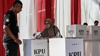 Warga memasukkan surat suara ke kotak suara saat mengikuti simulasi pemungutan dan penghitungan suara Pilkada 2024 di kantor KPU Kota Palangka Raya, Kalimantan Tengah.