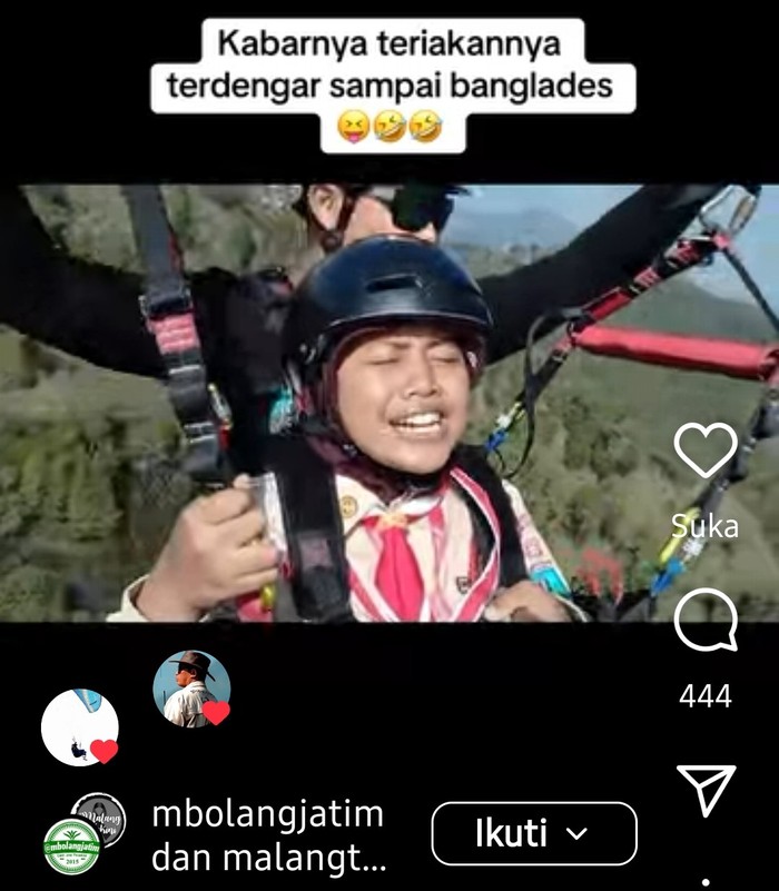 siswi berbaju pramuka takut saat naik paralayang di kota batu