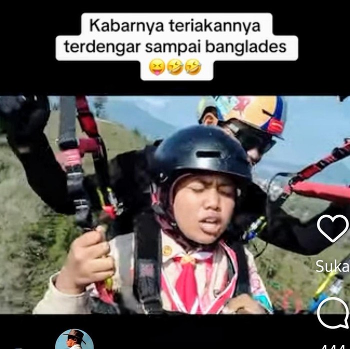 siswi berbaju pramuka takut saat naik paralayang di kota batu