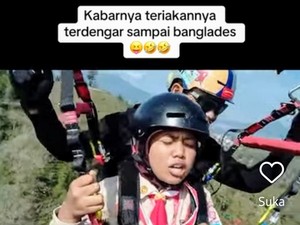 Kata Pilot Tandem soal Ekspresi Lucu Siswi Berbaju Pramuka Naik Paralayang