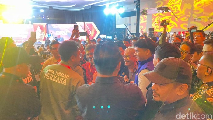 Suasana para pendukung paslon Andika-Hendi saat debat kedua Pilgub Jateng di MQC Semarang, Minggu (10/11/2024).
