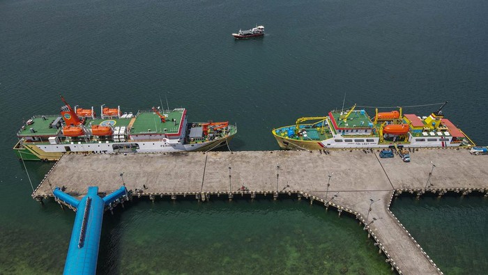 Foto udara kapal Sabuk Nusantara bersandar di Pelabuhan Bungkutoko, Kendari, Sulawesi Tenggara, Sabtu (9/11/2024). Badan Pusat Statistik (BPS) Sulawesi Tenggara mencatat penurunan jumlah penumpang angkutan laut domestik atau dalam negeri pada September 2024 sebanyak 187.896 jiwa yakni lebih rendah dibandingkan periode yang sama tahun 2023 sebanyak 191.991. ANTARA FOTO/Andry Denisah/foc.