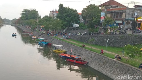 Suasana sore hari di bantaran sungai Taman Pancing, Pemogan, Denpasar, Bali, Minggu (10/11/2024). (Foto: Aryo Mahendro/detikBali)