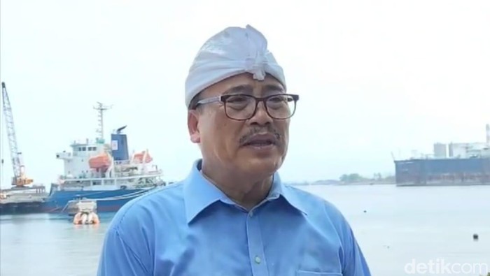 Calon Bupati Buleleng, I Nyoman Sugawa Korry, melakukan kunjungan ke Pelabuhan Celukan Bawang, Minggu (10/11/2024). (Made WIjaya Kusuma/detikBali)