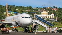 Petugas menurunkan barang dari pesawat Super Air Jet setelah mendarat perdana di Bandara Rendani Manokwari, Papua Barat, Minggu (10/11/2024).