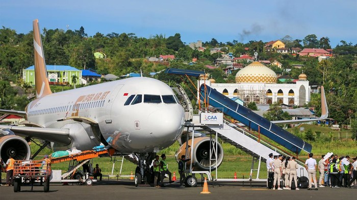 Petugas menurunkan barang dari pesawat Super Air Jet setelah mendarat perdana di Bandar Udara Rendani Manokwari, Papua Barat, Minggu (10/11/2024). Maskapai Super Air Jet (Airbus A320) membuka rute penerbangan Manokwari-Sorong-Jayapura-Makassar dan sebaliknya menggantikan maskapai Lion Air (Boeing 737) yang diharapkan dapat meningkatkan kunjungan wisatawan dan mampu mengatasi masalah keterlambatan pendaratan akibat faktor cuaca khususnya di Papua Barat. ANTARA FOTO/Chairil Indra/ap/tom.