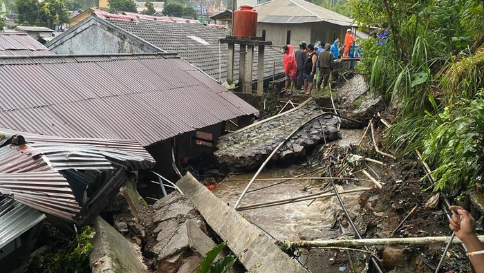 Tembok penahan tanah jebol di Bogor (Sholihin/detikcom)