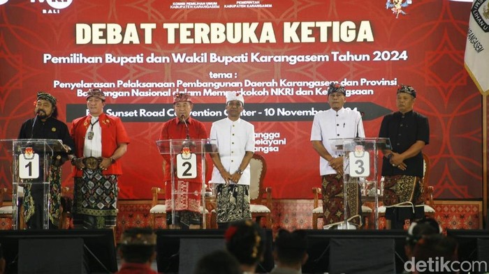 Tiga paslon mengikuti debat ketiga Pilbup Karangasem 2024 di Grand Ballroom Bali Sunset Road Convention Center, Pemogan, Denpasar, Minggu (10/11/2024). (Foto: I Wayan Selamat Juniasa/detikBali)