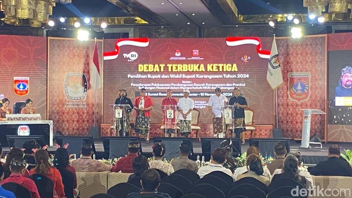 Tiga paslon mengikuti debat ketiga Pilbup Karangasem 2024 di Grand Ballroom Bali Sunset Road Convention Center, Pemogan, Denpasar, Minggu (10/11/2024). (Foto: I Wayan Selamat Juniasa/detikBali)