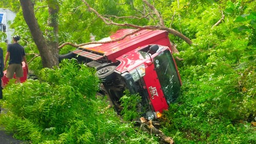 Truk terguling di barat Pura Segera Rupek, Jalan Denpasar-Gilimanuk, Jembrana, Minggu (10/11/2024). (Dok. Polsek Gilimanuk)