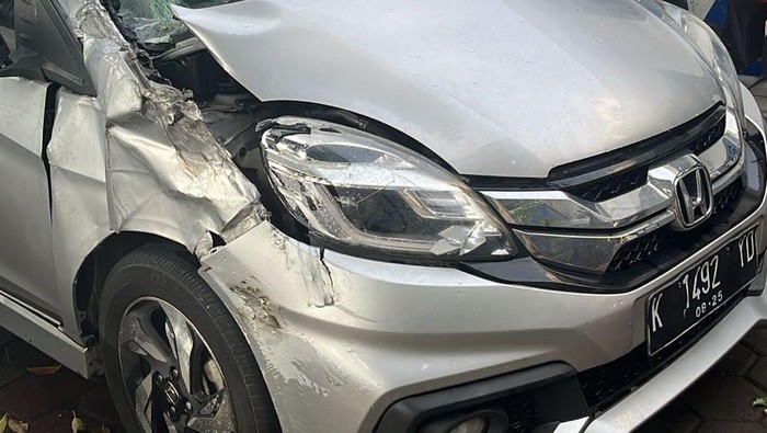 Kondisi mobil yang terlibat tabrakan di Prawirotaman, Jogja, Minggu (10/11/2024).