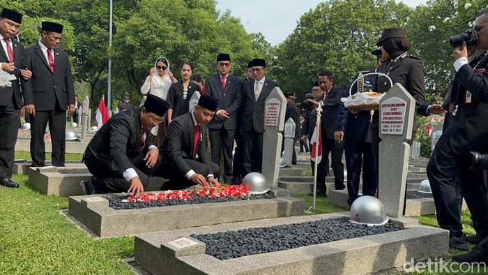 Wakil Presiden Gibran Rakabuming Raka melakukan proses tabur bunga ke sejumlah makam pahlawan di Taman Makam Pahlawan (TMP) Kalibata, Jakarta Selatan. Foto: Anggi/detikcom