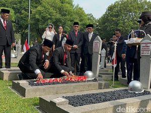Usai Pimpin Upacara, Gibran Tabur Bunga di Makam BJ Habibie-Ani Yudhoyono