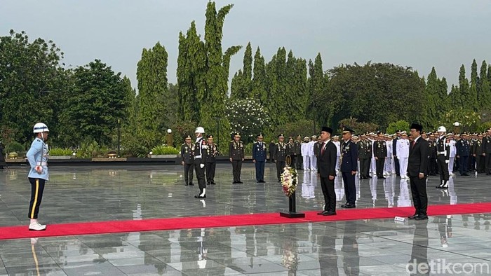 Wakil Presiden Gibran Rakabuming Raka memimpin upacara ziarah nasional di TMP Kalibata, Jakarta Selatan dalam rangka memperingati Hari Pahlawan. Foto: Anggi/detikcom