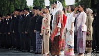 Peserta upacara memberikan penghormatan.