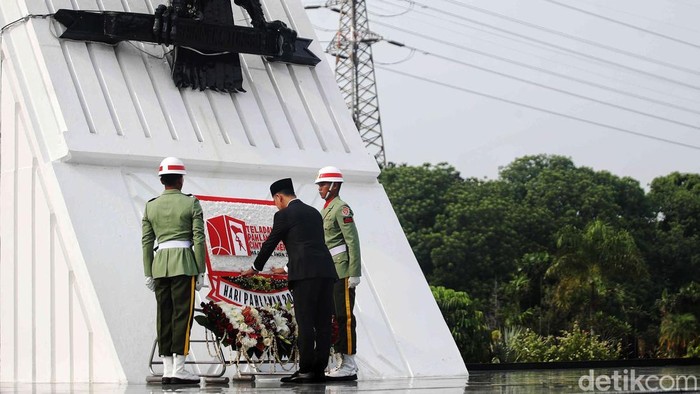 Wakil Presiden Gibran Rakabuming Raka memimpin upacara ziarah nasional di Taman Makam Pahlawan (TMP) Kalibata, Jakarta Selatan, Minggu (10/11/2024). Upacara ini dalam rangka memperingati Hari Pahlawan.