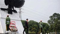 Tema Hari Pahlawan Nasional yang diusung tahun ini adalah Teladani Pahlawanmu Cintai Negerimu.