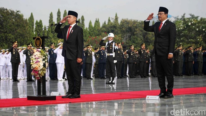 Wapres Gibran Pimpin Upacara Hari Pahlawan Wakil Presiden Gibran Rakabuming Raka memimpin upacara ziarah nasional di Taman Makam Pahlawan (TMP) Kalibata, Jakarta Selatan, Minggu (10/11/2024). Upacara ini dalam rangka memperingati Hari Pahlawan.