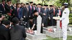 Wapres Gibran Tabur Bunga di Makam Pahlawan