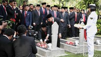 Gibran melakukan tabur bunga dengan didampingi Menteri Sosial Saifullah Yusuf.  