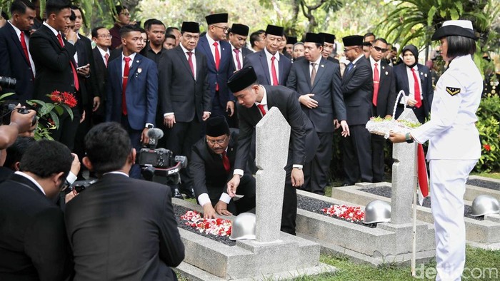Wapres Gibran Tabur Bunga di Makam Pahlawan Wakil Presiden Gibran Rakabuming Raka melakukan tabur bunga di TMP Kalibata, Jakarta Selatan, Minggu (10/11/2024). Tabur bunga dilakukan di makam pahlawan.
