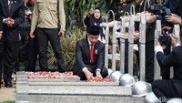 Prosesi tabur bunga ini diiringi lantunan lagu Gugur Bunga.   