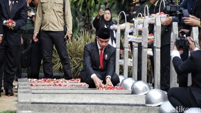 Wapres Gibran Tabur Bunga di Makam Pahlawan
