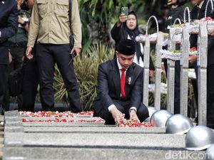 Wapres Gibran Tabur Bunga di Makam Pahlawan