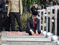 Wapres Gibran Tabur Bunga di Makam Pahlawan