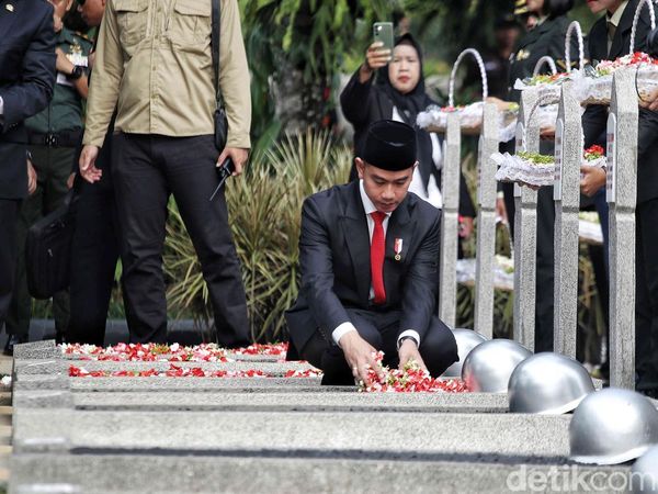 Wapres Gibran Tabur Bunga di Makam Pahlawan