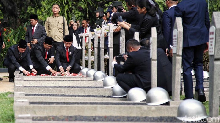 Wapres Gibran Tabur Bunga di Makam Pahlawan Wakil Presiden Gibran Rakabuming Raka melakukan tabur bunga di TMP Kalibata, Jakarta Selatan, Minggu (10/11/2024). Tabur bunga dilakukan di makam pahlawan.