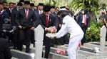 Wapres Gibran Tabur Bunga di Makam Pahlawan
