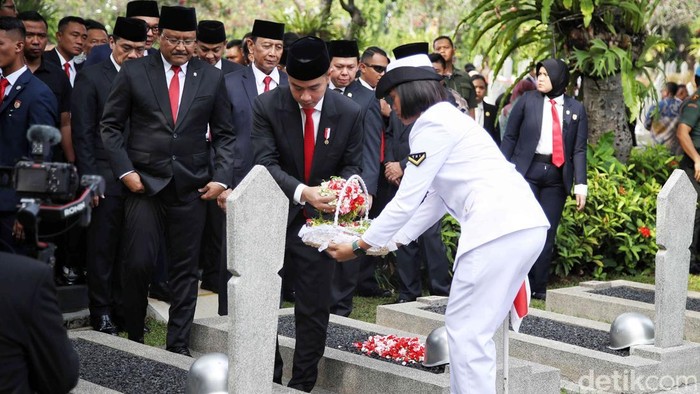 Wapres Gibran Tabur Bunga di Makam Pahlawan Wakil Presiden Gibran Rakabuming Raka melakukan tabur bunga di TMP Kalibata, Jakarta Selatan, Minggu (10/11/2024). Tabur bunga dilakukan di makam pahlawan.