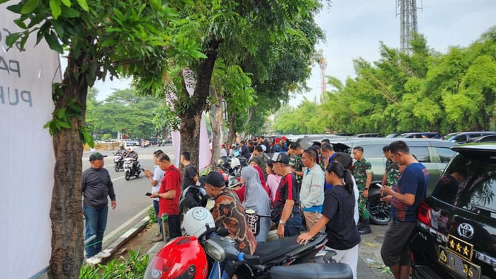 Warga berkumpul di sekitar TMP Kalibata untuk menyaksikan upacara (Adrial/detikcom)