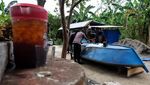Warga Gotong-royong Perbaiki Perahu untuk Antisipasi Banjir di Sukoharjo