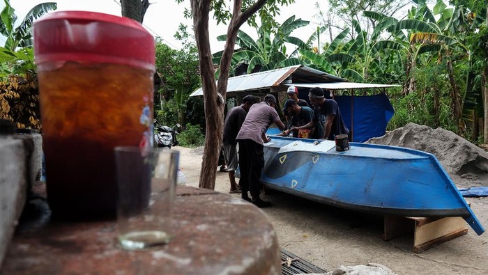 Warga dibantu polisi bergotong royong memperbaiki perahu di Dukuh Nusupan, Sukoharjo, Jawa Tengah, Minggu (10/11/2024). Kegiatan gotong royong yang juga diisi sosialisasi pemakaian perahu tersebut untuk antisipasi dan kesiapsiagaan warga setempat jika terjadi banjir saat musim hujan. ANTARAFOTO/Maulana Surya/tom.