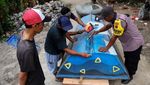 Warga Gotong-royong Perbaiki Perahu untuk Antisipasi Banjir di Sukoharjo