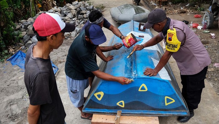 Warga dibantu polisi bergotong royong memperbaiki perahu di Dukuh Nusupan, Sukoharjo, Jawa Tengah, Minggu (10/11/2024). Kegiatan gotong royong yang juga diisi sosialisasi pemakaian perahu tersebut untuk antisipasi dan kesiapsiagaan warga setempat jika terjadi banjir saat musim hujan. ANTARAFOTO/Maulana Surya/tom.