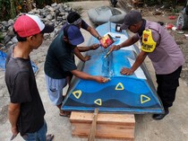 Warga Gotong-royong Perbaiki Perahu untuk Antisipasi Banjir di Sukoharjo