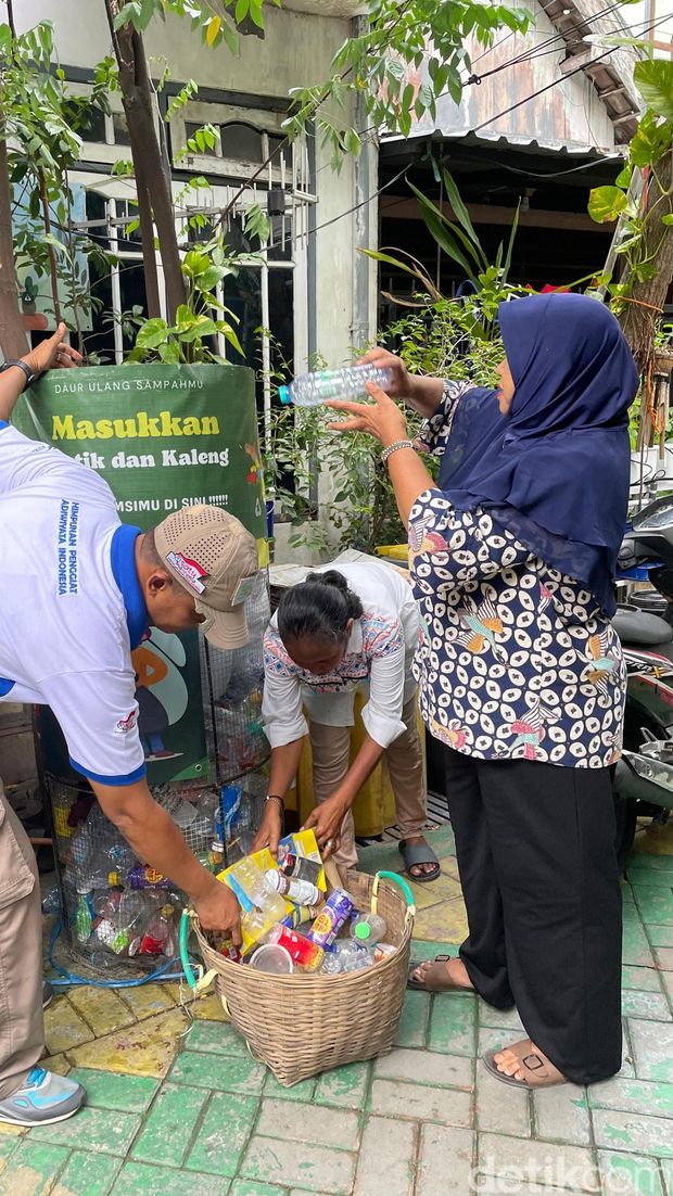 Warga Memasukkan Sampah Plastik